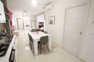 Fjölskylduherbergi fyrir fjóra - 1 svefnherbergi - borgarsýn | Borðhald á herbergi eingöngu