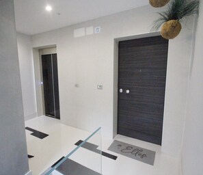 Chambre Triple Affaires, plusieurs lits, non-fumeurs, vue ville | Literie hypoallergénique, coffres-forts dans les chambres, bureau