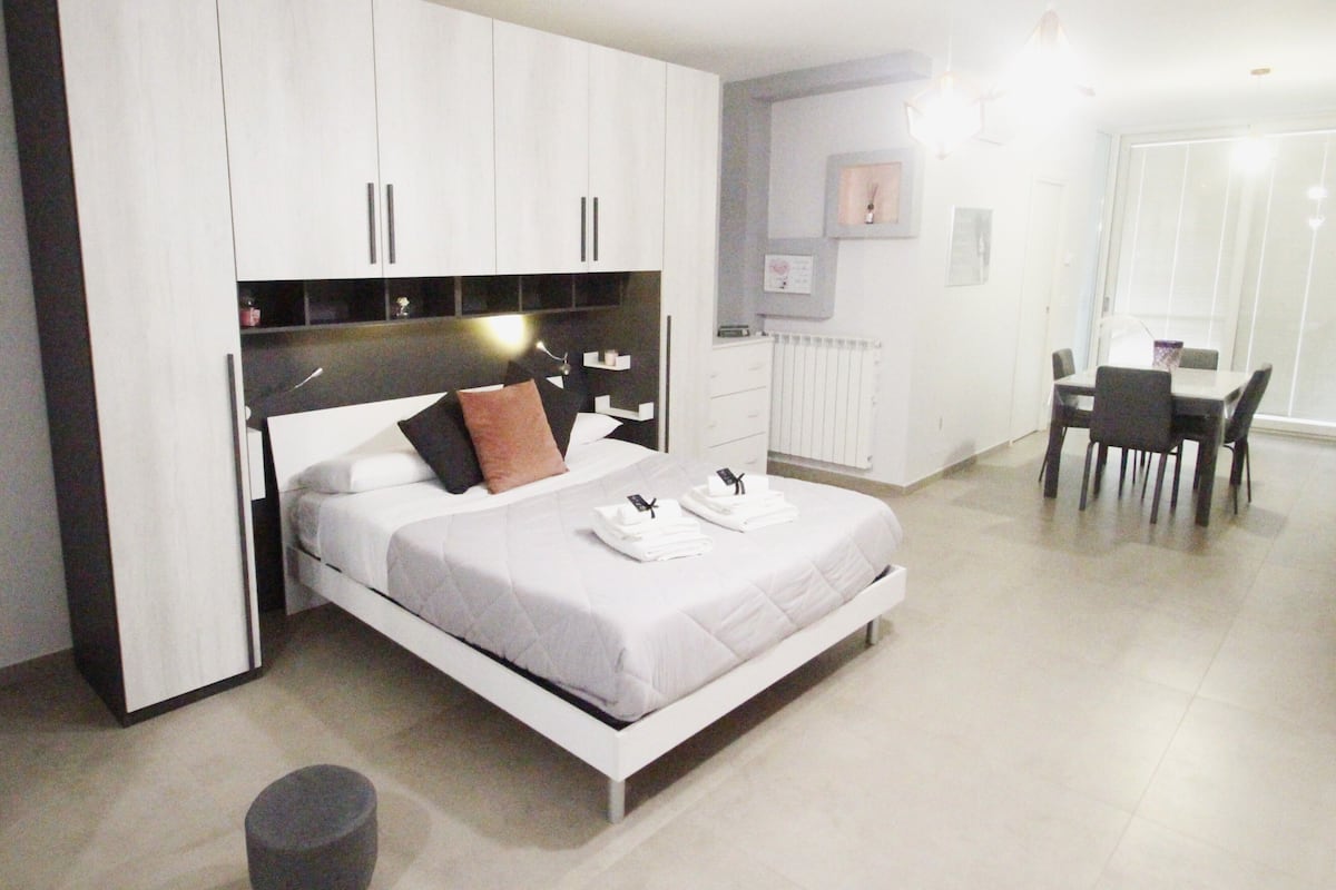Business Triple Room, Multiple Beds, Non Smoking, City View | Hypo-allergenic bedding, in-room safe, desk, laptop workspace