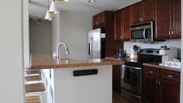 Refrigerador, microondas, horno y parrilla de estufa