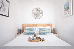 2 bedrooms, internet, bed sheets