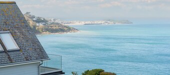 First floor apartment with wonderful sea views and is just a few minutes' walk from the beach.