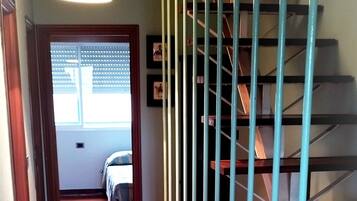 4 slaapkamers, een bureau, een strijkplank/strijkijzer, gratis wifi