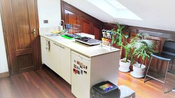 Een koelkast, een magnetron, een kookplaat