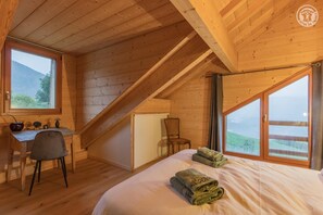 4 makuuhuonetta, silitysrauta/-lauta, vauvan matkasänky, vuodevaatteet