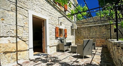 Lovely home in Tinjan with WiFi