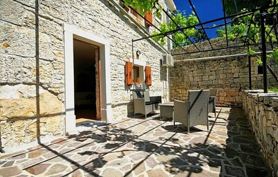 Lovely home in Tinjan with WiFi
