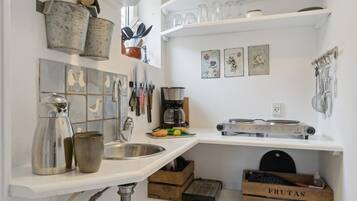 Køleskab, kogeplade, kaffe-/temaskine