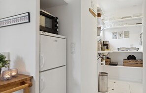 Frigorífic, placa de cuina i cafetera i tetera
