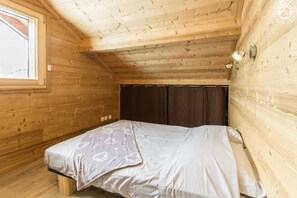 3 bedrooms, iron/ironing board, travel crib