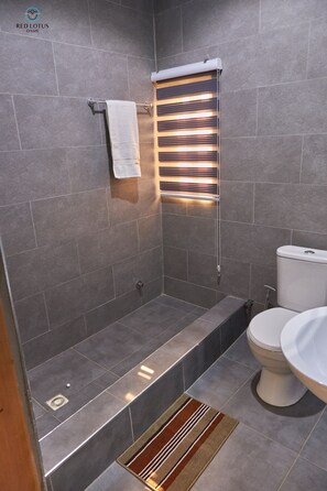 Douche, articles de toilette écologiques, séchoir à cheveux