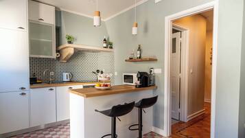 Kylskåp, mikrovågsugn, ugn och spishäll