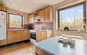 Kühlschrank, Herdplatte, Wasserkocher mit Kaffee-/Teezubehör