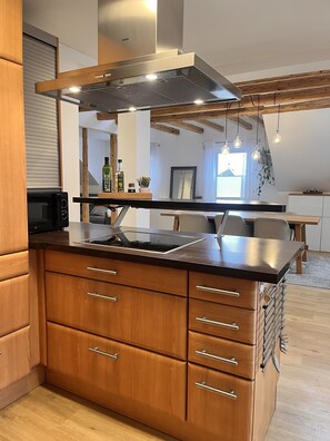 Fridge, microwave, oven, stovetop - Stilvolles Ferienhaus im Zentrum von Gerolstein (Gerolstein)
