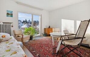 3 bedrooms, travel cot, free WiFi, bed sheets