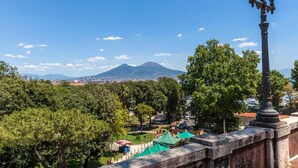 Une vue d’un parc avec une montagne en arrière-plan, un lampadaire et une aire de jeux.