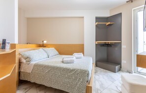 2 bedrooms, travel crib, free WiFi