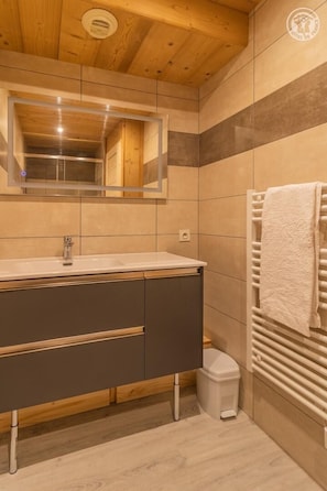 Shower, hair dryer - O'mikely - LE Winnie (ALBIEZ MONTROND)