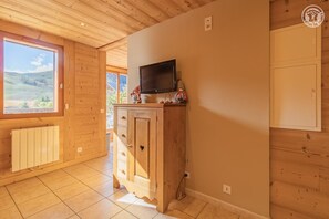 Interior - O'mikely - LE Mickey (ALBIEZ MONTROND)