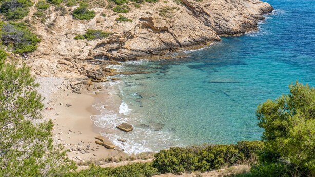 A coastal landscape with rocky cliffs, clear blue sea, and sparse vegetation. - 2 bedroom beautiful apartment in Benidorm (Benidorm)