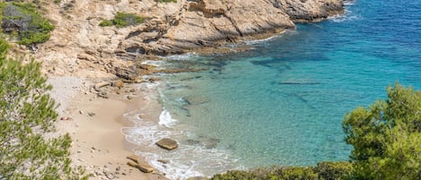Una spiaggia nelle vicinanze