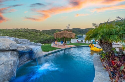 Hiker’s Paradise! Heated Pool, fire pits, and views