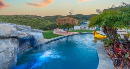 Hiker’s Paradise! Heated Pool, fire pits, and views