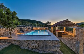 A heated pool - Nice home in Trolokve (Trolokve)