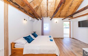 3 bedrooms, in-room safe, iron/ironing board, travel cot - Nice home in Trolokve (Trolokve)