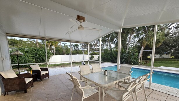Outdoor dining - Beach House with Pool (Englewood)