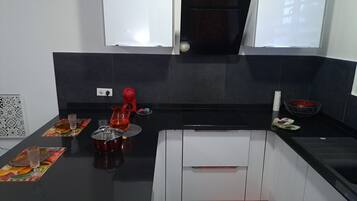 Réfrigérateur, micro-ondes, four, plaque de cuisson