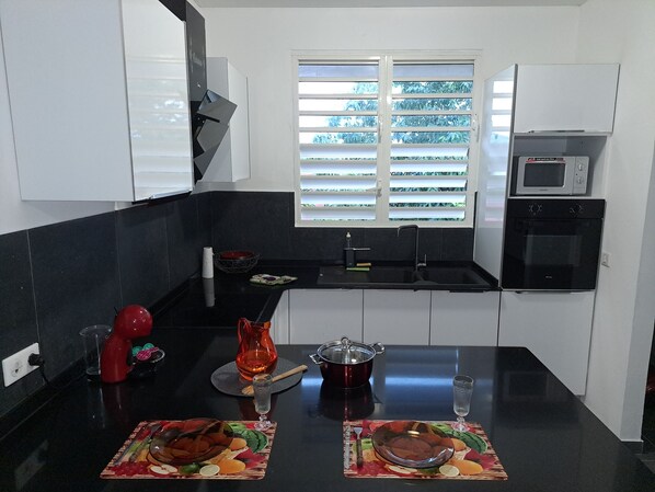 Kjøleskap, mikrobølgeovn, ovn og kokeplater