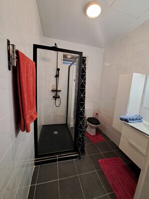 Een douche, een haardroger, handdoeken, zeep
