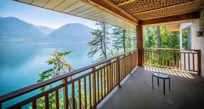 Ainsworth Lakefront Getaway