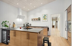 Fridge, dishwasher, coffee/tea maker - Awesome home in Højslev with sauna (Højslev)