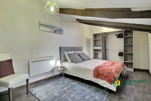 4 habitaciones, tabla de planchar con plancha y cuna de viaje 