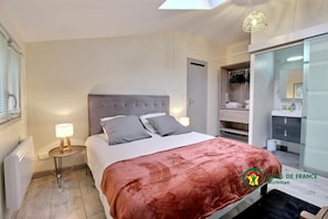4 slaapkamers, een strijkplank/strijkijzer, reisbedje, gratis wifi