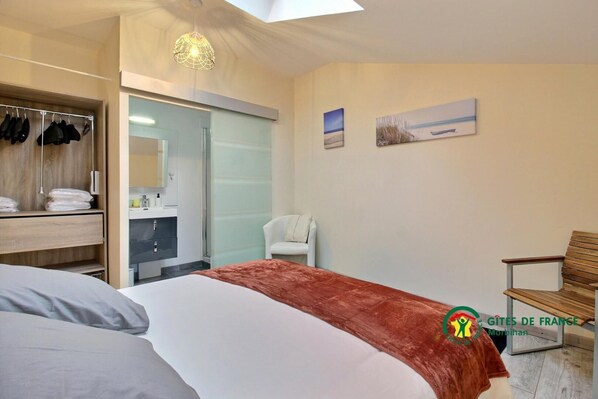 4 bedrooms, iron/ironing board, travel crib, free WiFi