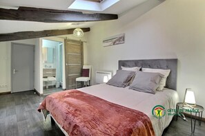 4 habitaciones, tabla de planchar con plancha y cuna de viaje 