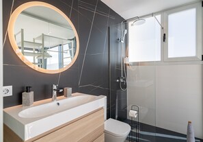 Dusche, Haartrockner, Handtücher
