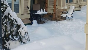 Un bâtiment à deux étages doté d’un patio couvert.