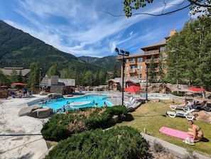 Een buitenzwembad, een verwarmd zwembad