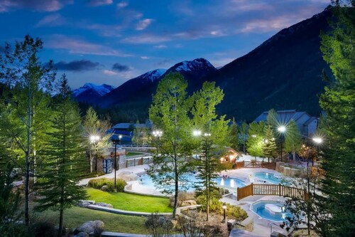 Cozy & Convenient Mountain Getaway | Ski In/Out | Hot Tub | Fireplace | Sleeps 8