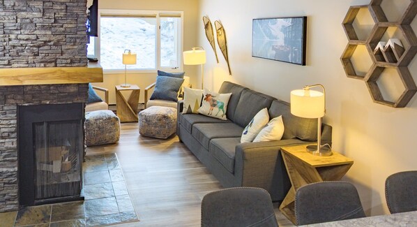 Een smart-tv en een open haard