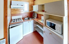 Refrigerador, microondas, parrilla de estufa y cafetera y tetera