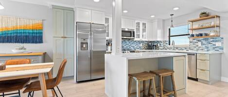 Refrigerador, microondas, horno, placa de cocina