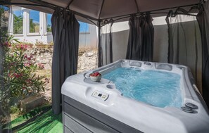 Bañera de hidromasaje al aire libre