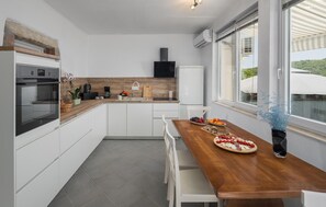 Frigorífico, microondas, placa de cocina y lavavajillas