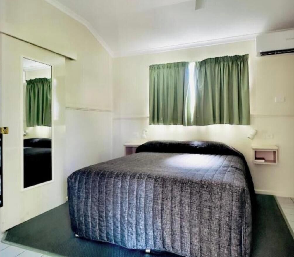 Tabla de planchar con plancha, wifi gratis y ropa de cama 