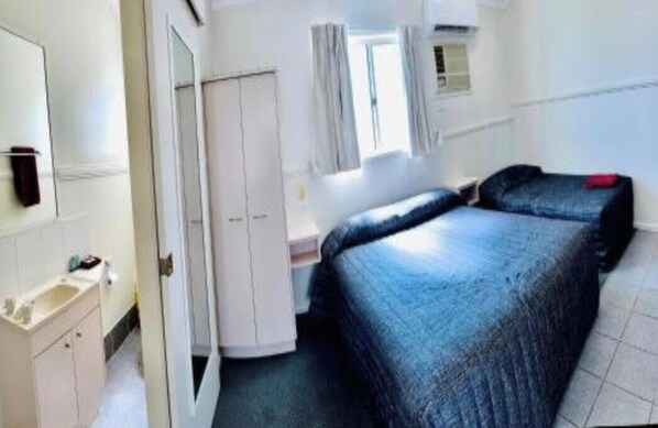 Habitació triple estàndard, vistes al jardí | Planxa i posts de planxar, wifi gratuïta i roba de llit 